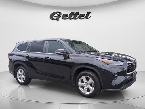 Midnight Black Metallic 2024 Toyota Highlander LE