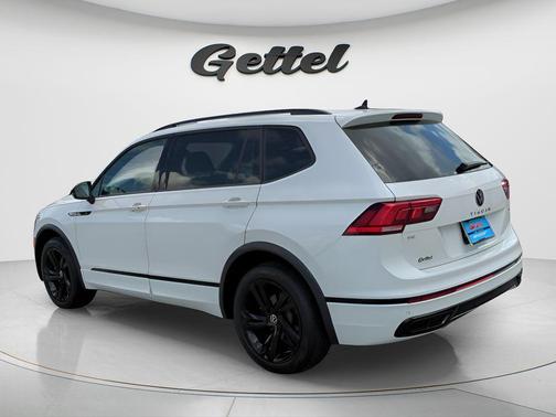 Opal White Pearl Effect 2023 Volkswagen Tiguan 2.0T SE R-Line Black