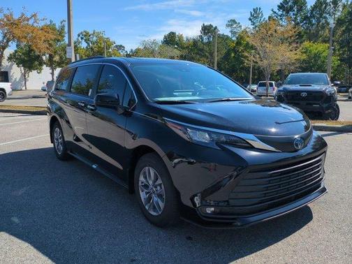 2025 Toyota Sienna XLE 8 Passenger