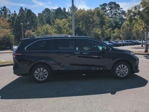 2025 Toyota Sienna XLE 8 Passenger