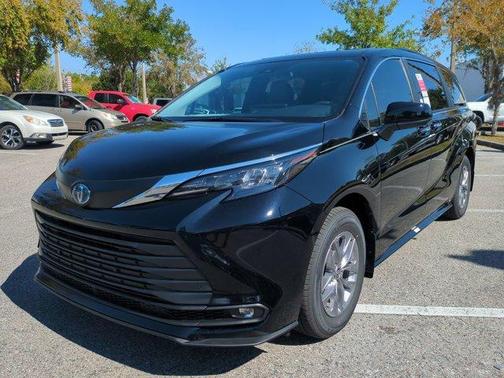 2025 Toyota Sienna XLE 8 Passenger