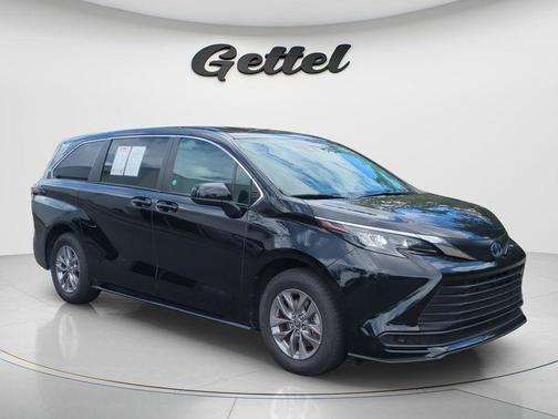 2025 Toyota Sienna LE