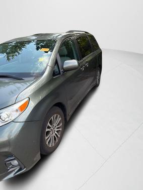 Alumina Jade Metallic 2020 Toyota Sienna XLE