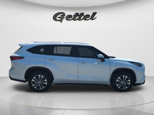 Wind Chill Pearl 2023 Toyota Highlander XLE