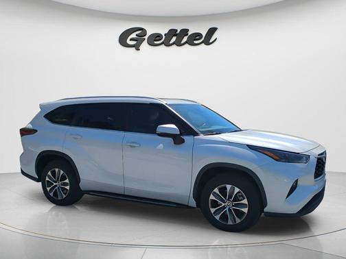 Wind Chill Pearl 2023 Toyota Highlander XLE