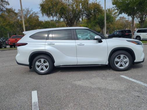 2025 Toyota Highlander LE