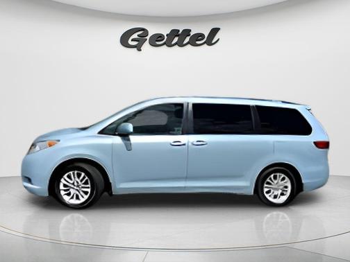 Sky Blue Pearl 2017 Toyota Sienna XLE