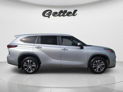 Celestial Silver Metallic 2024 Toyota Highlander XLE