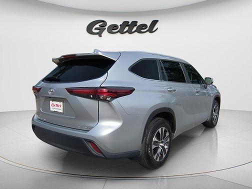 Celestial Silver Metallic 2024 Toyota Highlander XLE