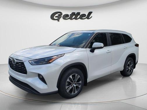 Pearl 2023 Toyota Highlander XLE
