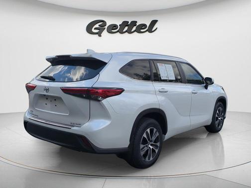 Pearl 2023 Toyota Highlander XLE