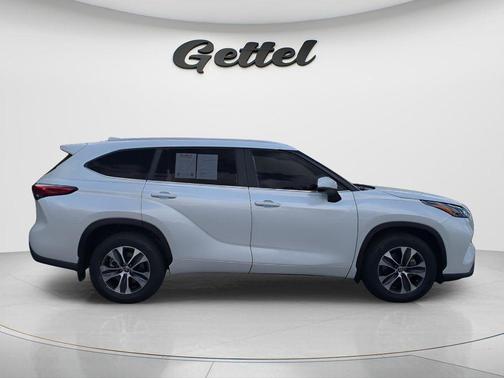 Pearl 2023 Toyota Highlander XLE