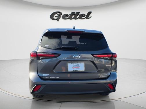 Magnetic Gray Metallic 2024 Toyota Highlander LE