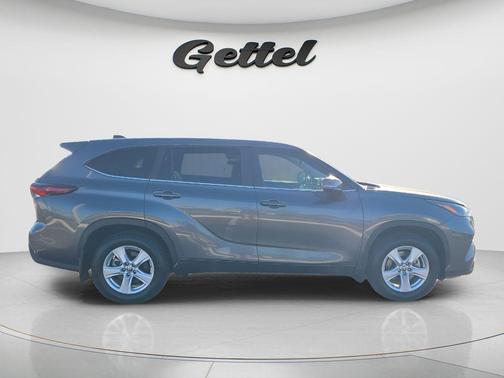 Magnetic Gray Metallic 2024 Toyota Highlander LE