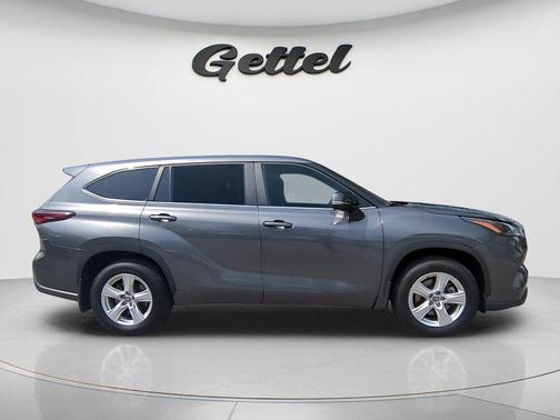 Magnetic Gray Metallic 2024 Toyota Highlander LE
