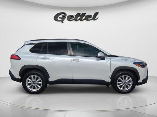 Pearl 2023 Toyota Corolla Cross LE