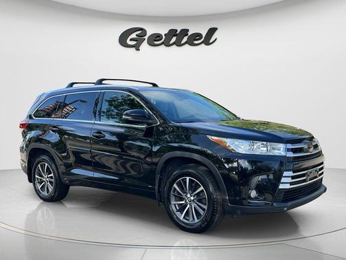 Midnight Black Metallic 2017 Toyota Highlander XLE