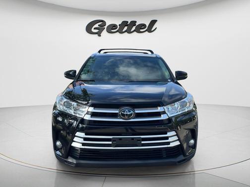 Midnight Black Metallic 2017 Toyota Highlander XLE