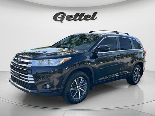 Midnight Black Metallic 2017 Toyota Highlander XLE