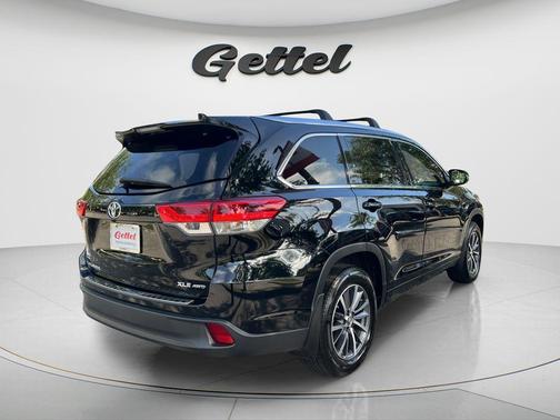 Midnight Black Metallic 2017 Toyota Highlander XLE