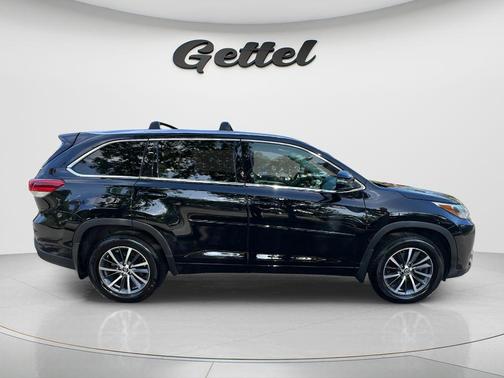 Midnight Black Metallic 2017 Toyota Highlander XLE
