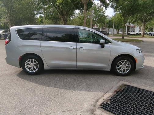 2023 Chrysler Pacifica Touring-L