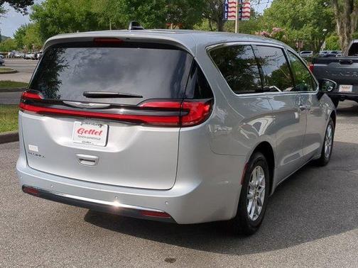 2023 Chrysler Pacifica Touring-L