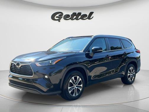 Midnight Black Metallic 2023 Toyota Highlander XLE