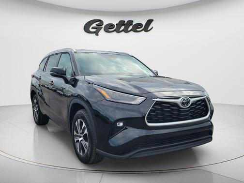 Midnight Black Metallic 2023 Toyota Highlander XLE