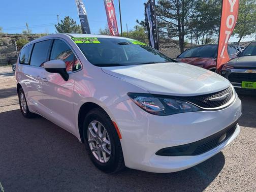 Bright White Clearcoat 2023 Chrysler Voyager LX