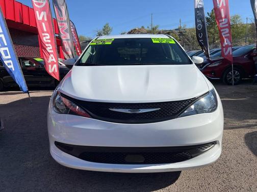 Bright White Clearcoat 2023 Chrysler Voyager LX
