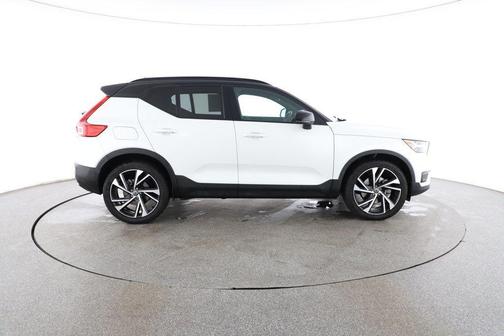 2022 Volvo XC40 T5 R-Design
