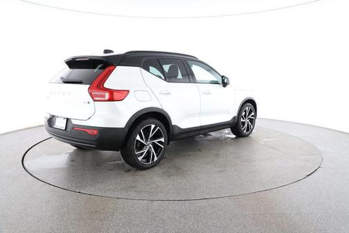 2022 Volvo XC40 T5 R-Design