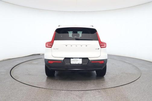 2024 Volvo XC40 B5 Plus Dark Theme