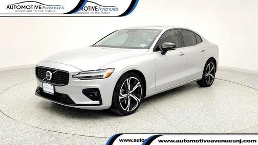 2023 Volvo S60 B5 Core Dark Theme