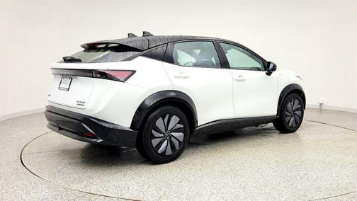 Everest White Pearl Tricoat/Black Diamond Pearl 2023 Nissan ARIYA PLATINUM+