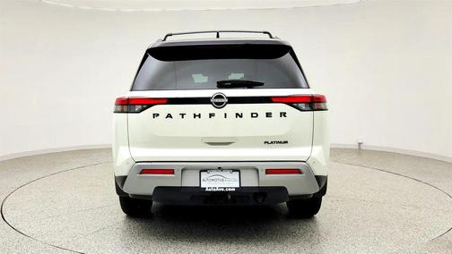 Pearl White Tricoat/Super Black 2023 Nissan Pathfinder Platinum FWD