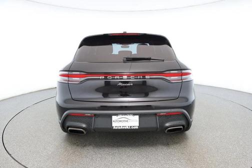 2022 Porsche Macan AWD w/ 20'' Wheels, Premium Pkg, Surround View & Insulated Glass