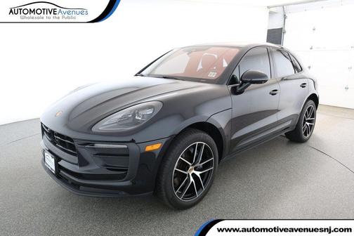 2022 Porsche Macan AWD w/ 20'' Wheels, Premium Pkg, Surround View & Insulated Glass