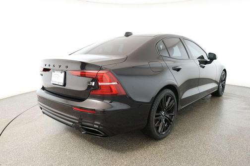 2022 Volvo S60 Recharge Plug-In Hybrid T8 R-Design