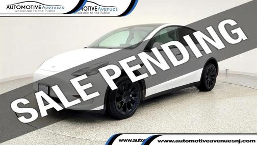 2023 Tesla Model Y Long Range AWD with 20'' Induction Wheels + B&W Premium Interior