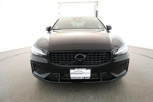 2022 Volvo S60 Recharge Plug-In Hybrid T8 R-Design Expression