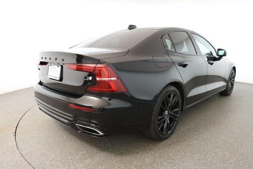2022 Volvo S60 Recharge Plug-In Hybrid T8 R-Design Expression