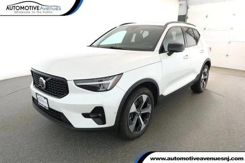 2023 Volvo XC40 B5 Plus Dark Theme