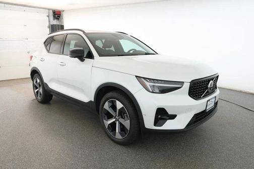 2023 Volvo XC40 B5 Plus Dark Theme