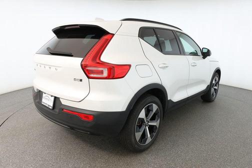 2023 Volvo XC40 B5 Plus Dark Theme