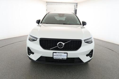 2023 Volvo XC40 B5 Plus Dark Theme