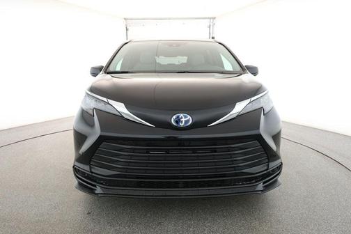 2025 Toyota Sienna LE