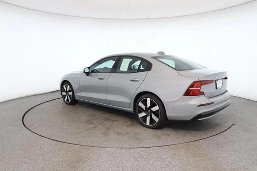 2024 Volvo S60 Recharge Plug-In Hybrid T8 Ultimate Dark Theme