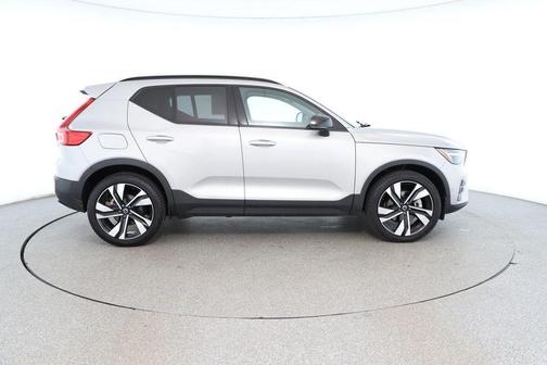 2024 Volvo XC40 B5 Plus Dark Theme